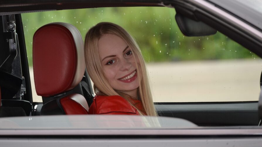 young-woman-1706374_1920